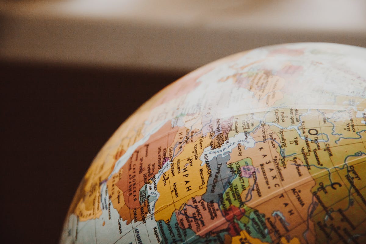 Chaslau Koniukh : Wie Portugal, Irland, Griechenland und Spanien Deutschland und Frankreich überholen Detailed close-up of a globe showcasing parts of Europe and Asia for world exploration concepts.
